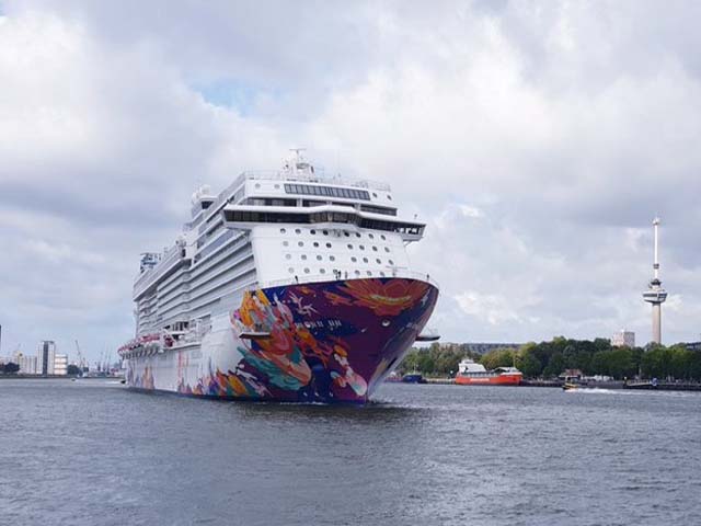 Cruiseschip ms World Dream van Dream Cruises aan de Cruise Terminal Rotterdam